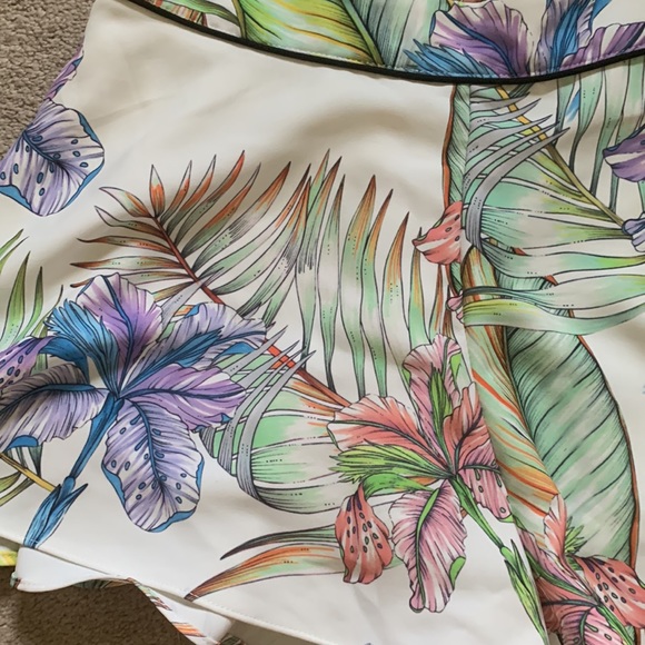 Do + Be brand floral flowy shorts - Picture 2 of 3